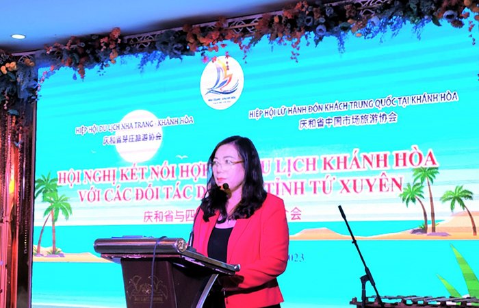 Bà Nguyễn Thị Lệ Thanh, Giám đốc Sở Du lịch Khánh Hòa phát biểu tại hội nghị